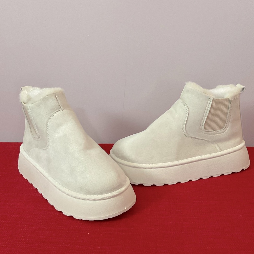 Women's Cream Fur Lined Chunky Ankle Boots. NWOT
